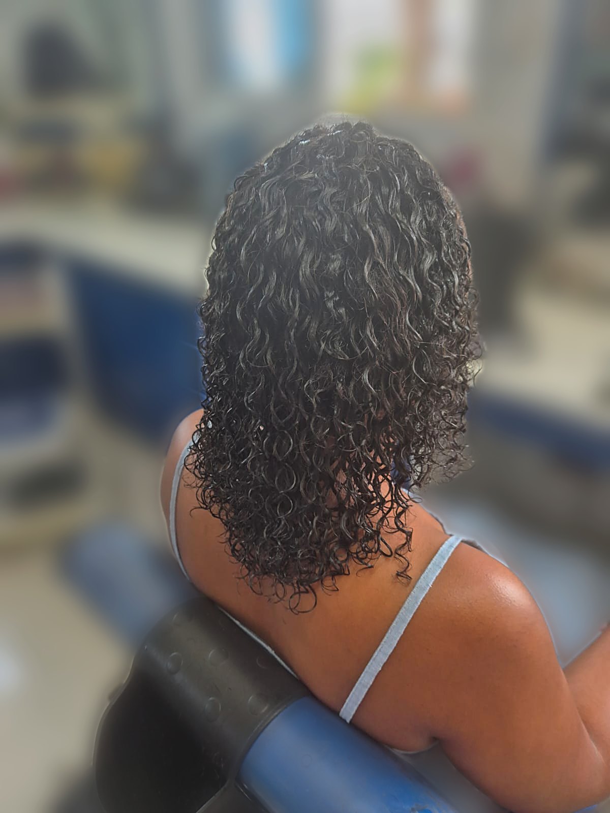 Boucles naturelles définies au salon Coiff'Tendances Guadeloupe