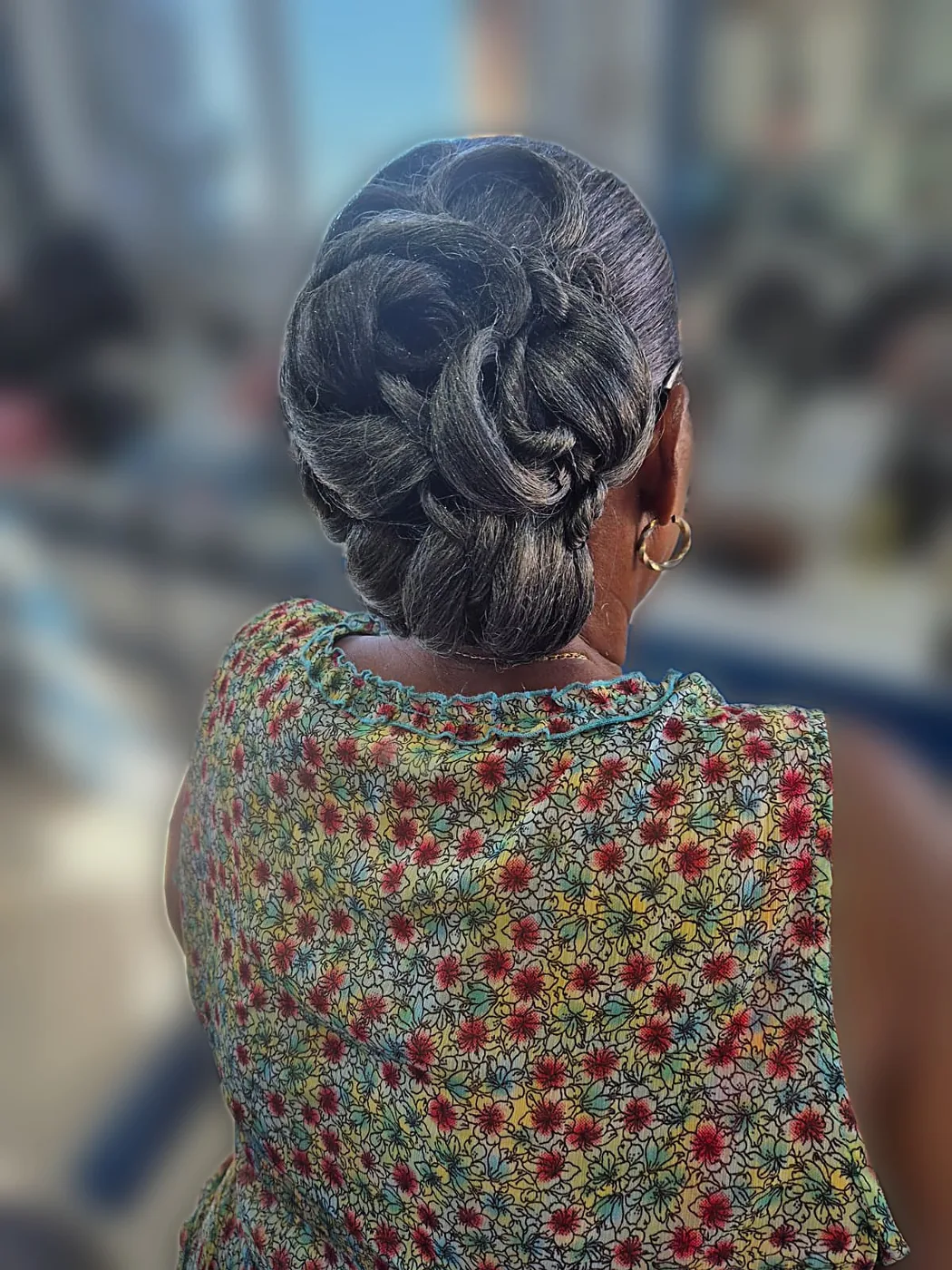 Chignon de mariée sur cheveux argentés, coiffure d'événement au salon Coiff'Tendances Basse-Terre
