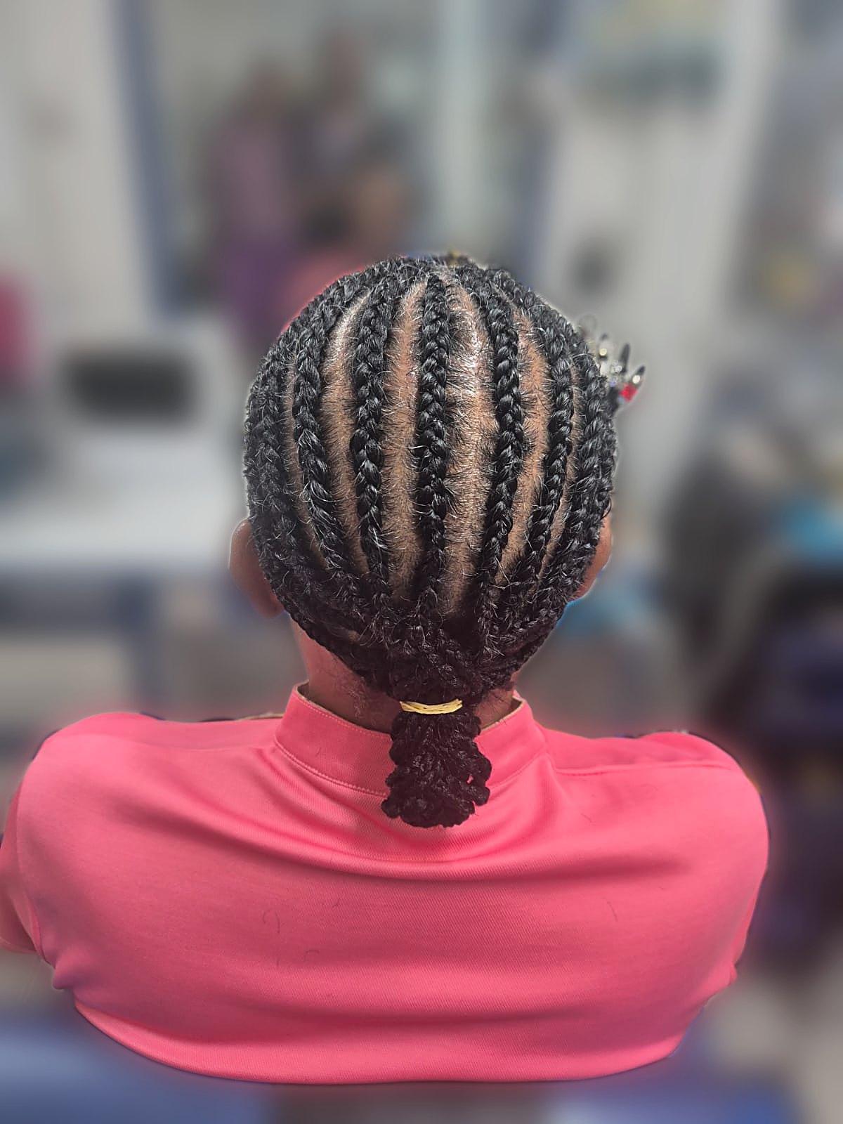 Coiffure tressée façon cornrows relevée en chignon, salon Coiff'Tendances Basse-Terre