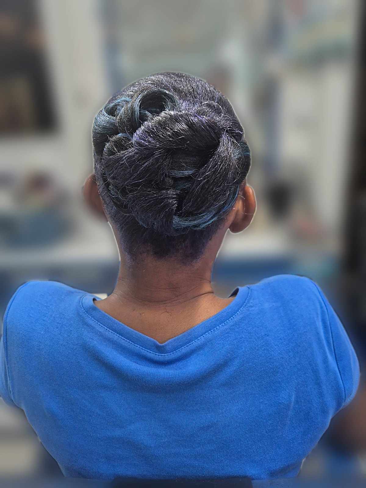 Coloration créative bleutée sur chignon, salon Coiff'Tendances Basse-Terre
