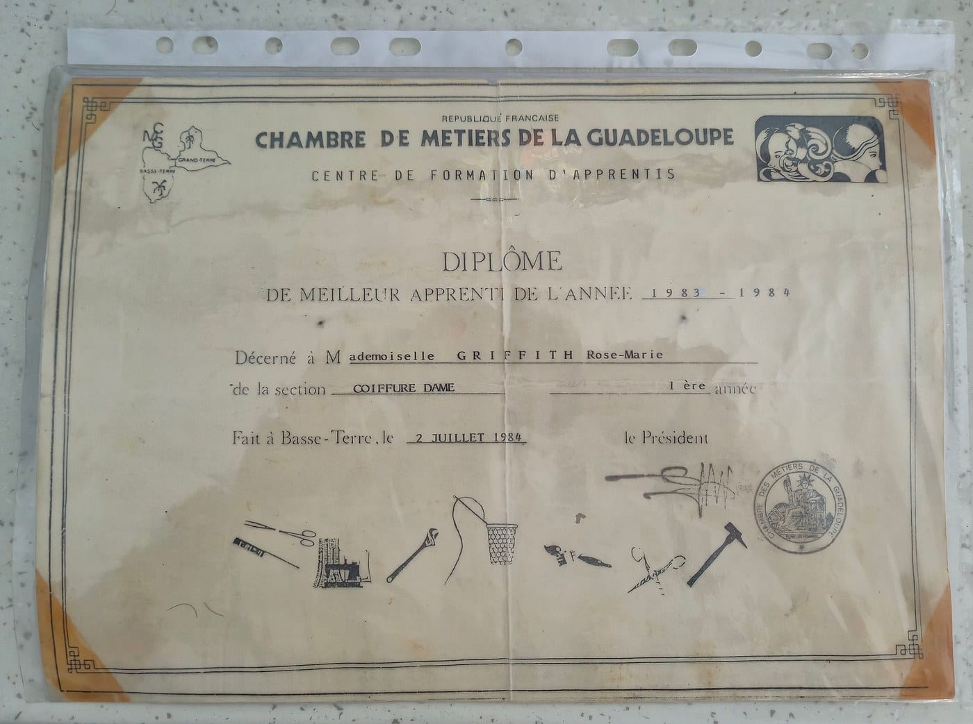 Diplôme de Meilleur Apprenti de l'année 1983-1984 décerné à Rose-Marie Griffith par la Chambre de Métiers de la Guadeloupe