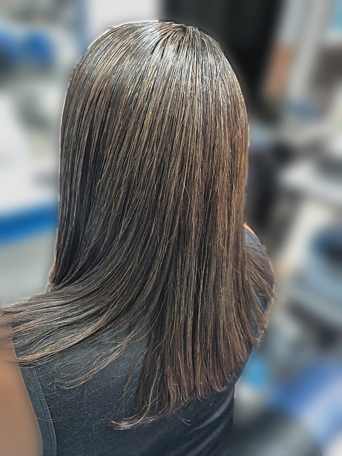 Cheveux lissés et lumineux réalisés au salon Coiff'Tendances à Basse-Terre, Guadeloupe
